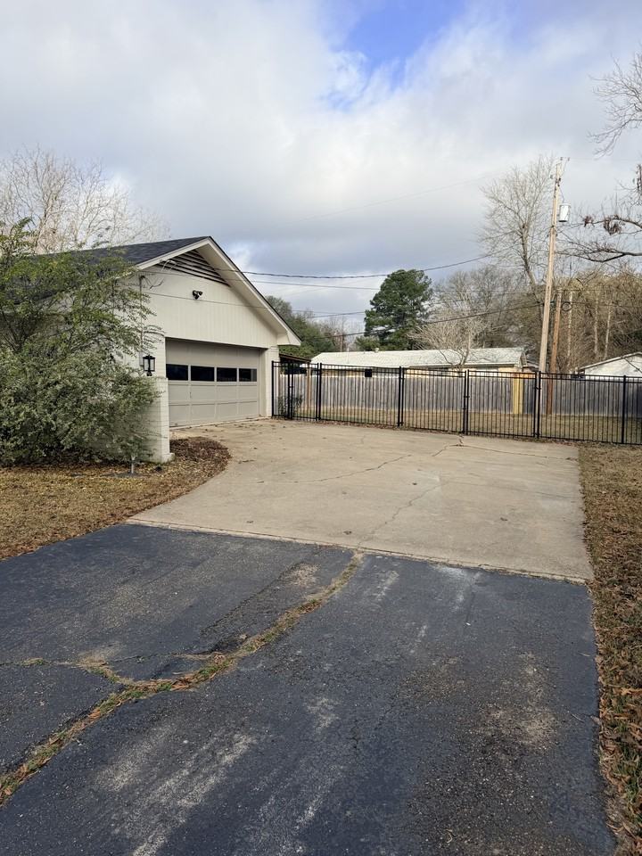 206 Oak St - Photo 4 of 18