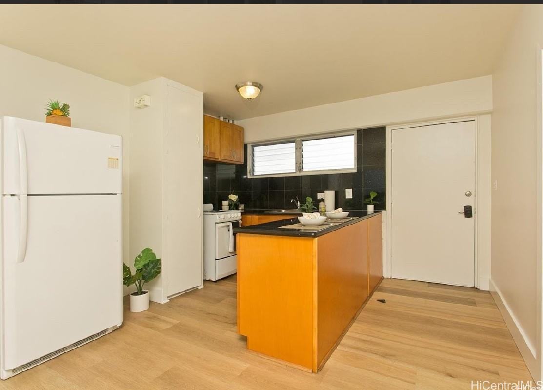 909 University Ave #211 - Photo 5 of 10