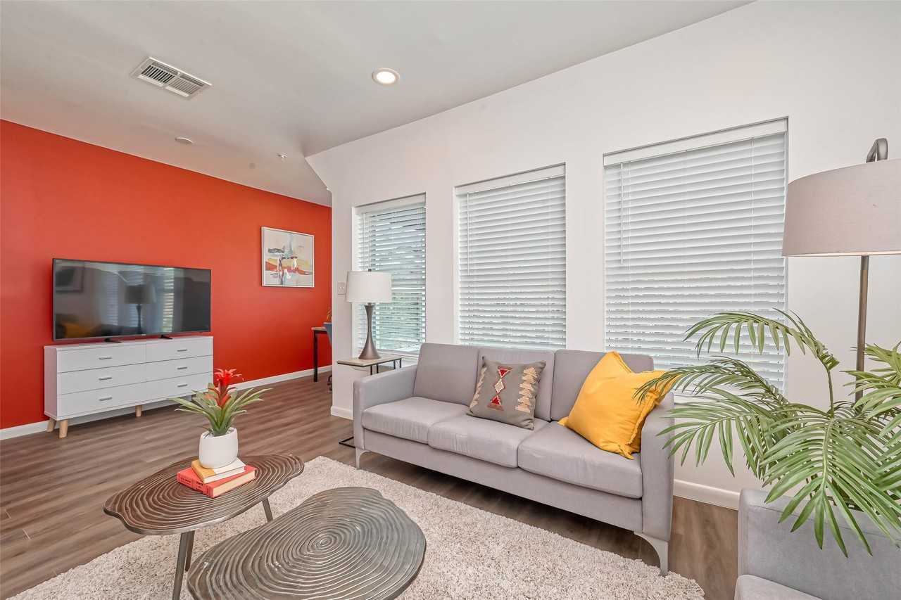 1924 Calumet St #1924-202 - Photo 6 of 11