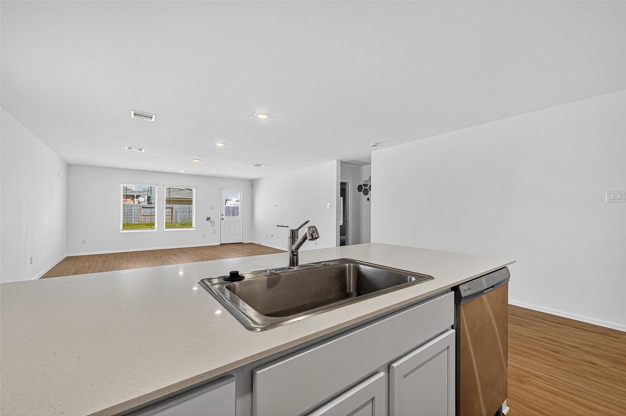 27130 Breakaway Ln #27130 - Photo 3 of 41