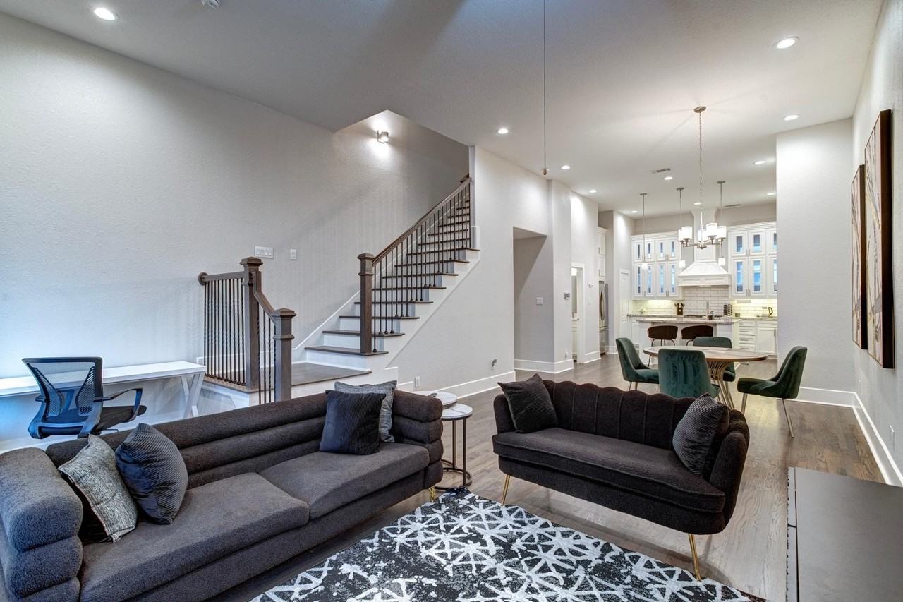 2020 Mcgowen St #2020M - Photo 7 of 29