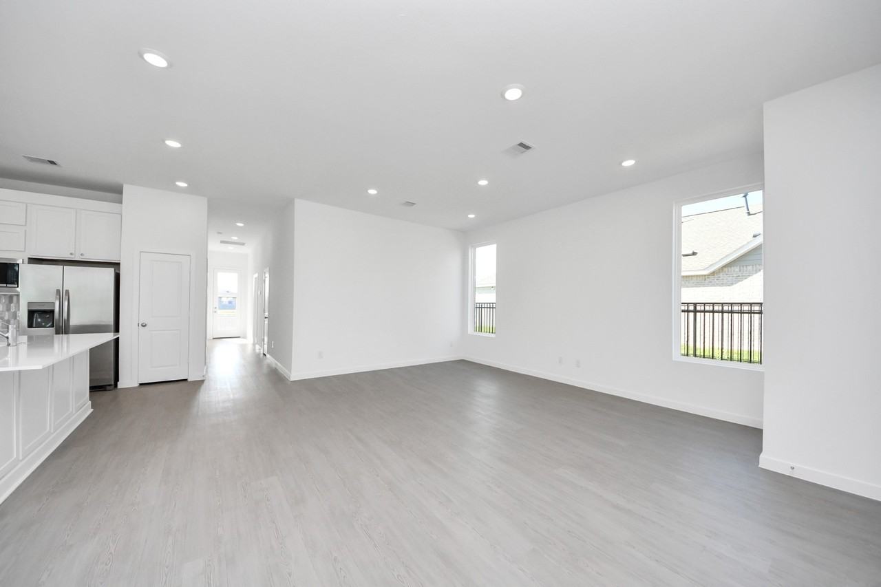 27111 Blue Pool Dr #27111 - Photo 4 of 38