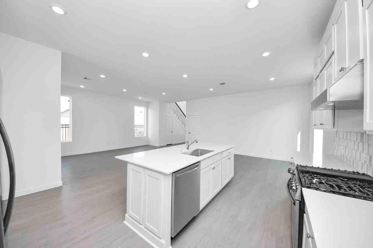 27111 Blue Pool Dr #27111 - Photo 6 of 38