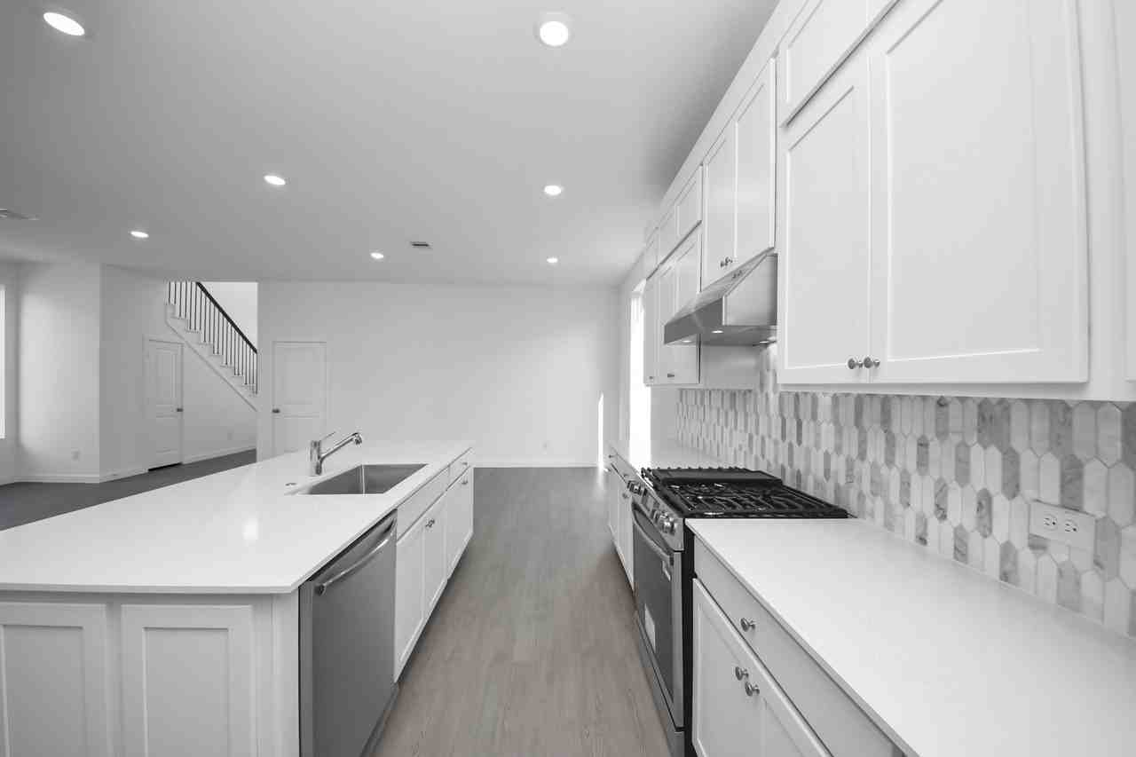 27111 Blue Pool Dr #27111 - Photo 7 of 38