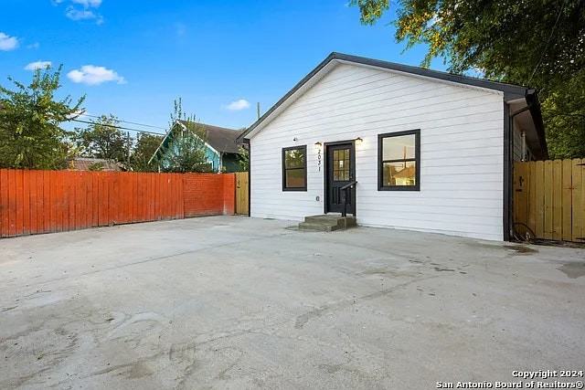 2031 South Trinity Street - Photo 2 of 25