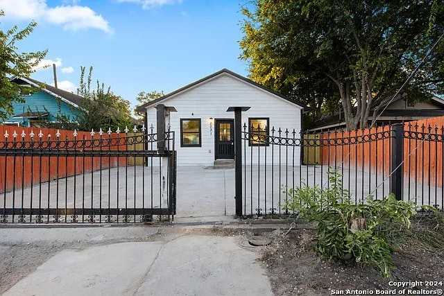 2031 South Trinity Street - Photo 3 of 25