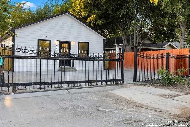 2031 South Trinity Street - Photo 4 of 25