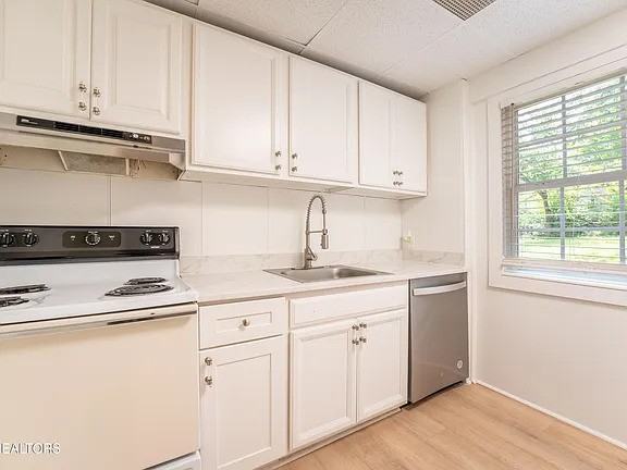 502 Hayworth Dr #1 - Photo 7 of 31