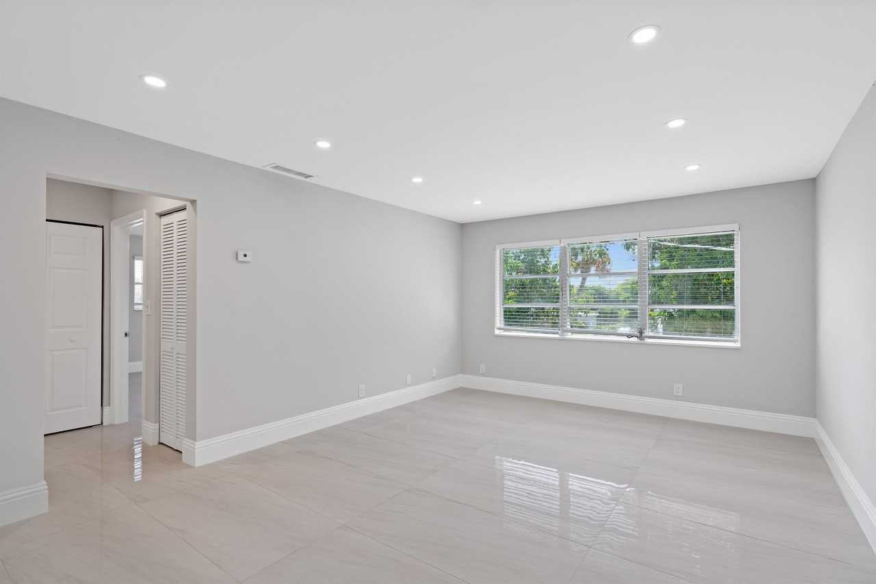 301 Southeast 12th Avenue - Photo 5 of 11