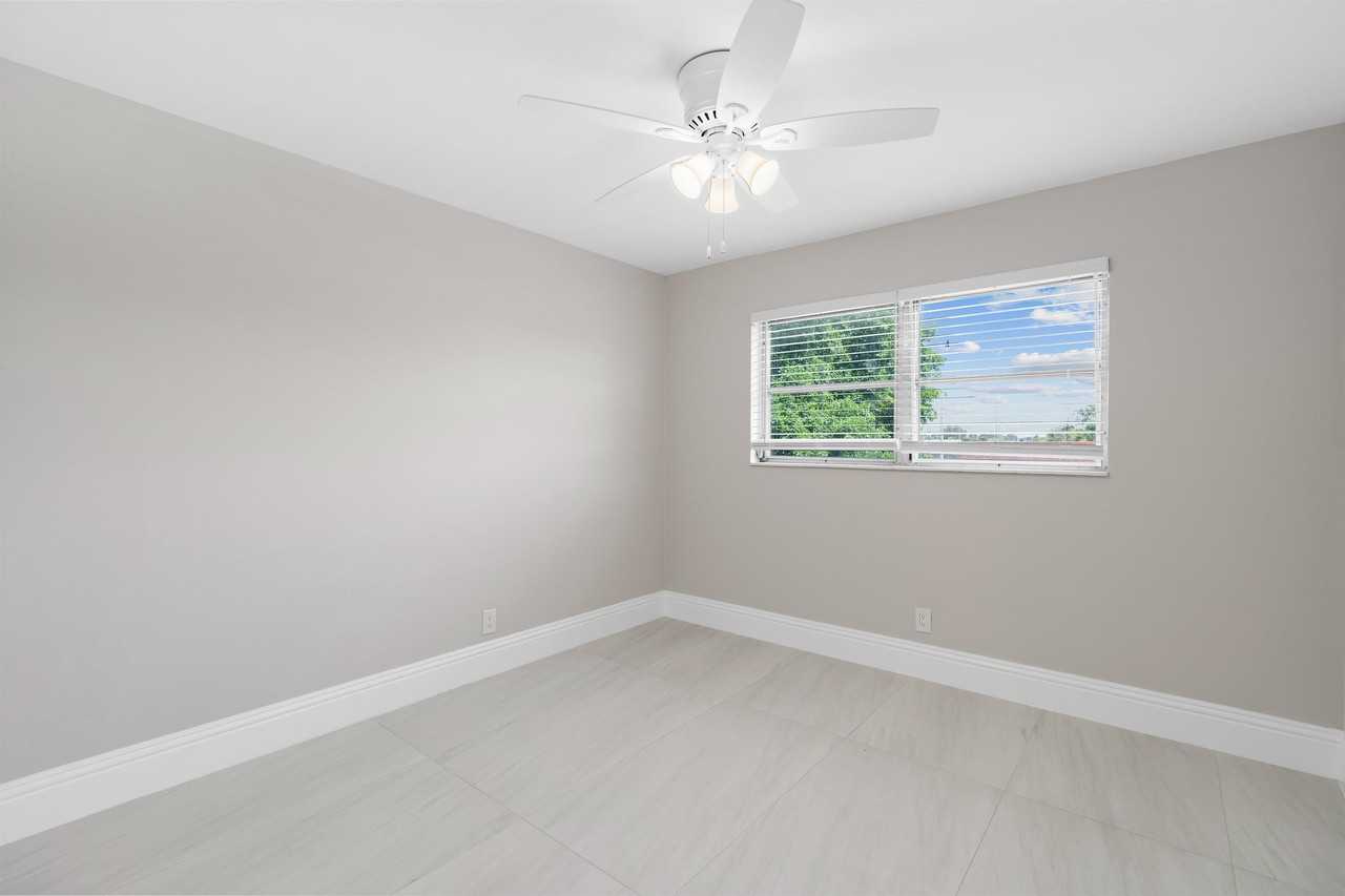 301 Southeast 12th Avenue - Photo 6 of 11