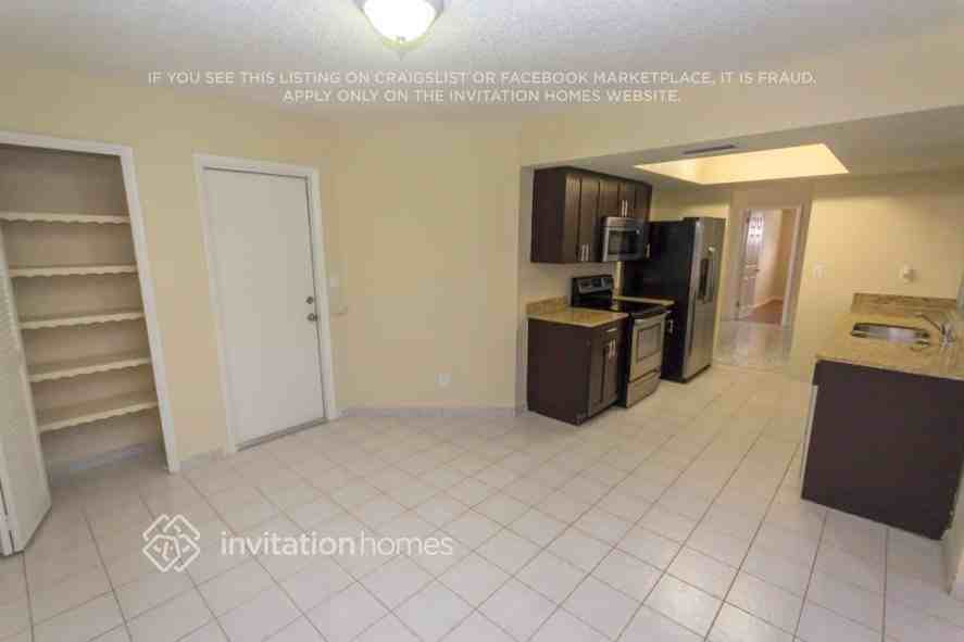 4916 Nw 39th St - Photo 4 of 16