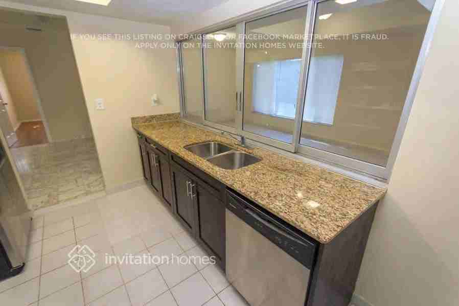 4916 Nw 39th St - Photo 6 of 16