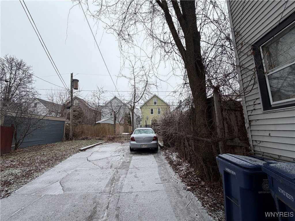 41 Crestwood Avenue unit: Lower - Photo 2 of 30