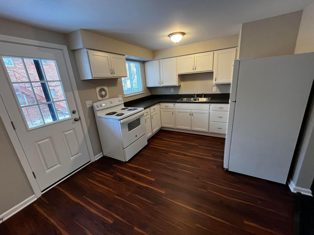 4669 Hilton Ave Apt B #B - Photo 4 of 7