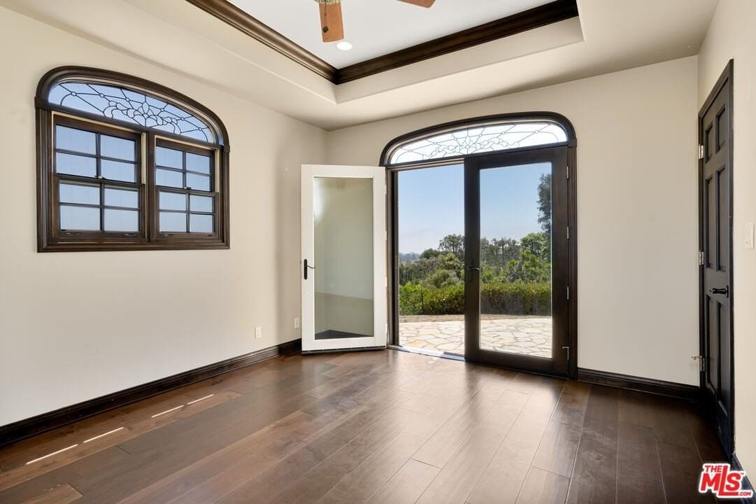 1036 El Medio Ave - Photo 5 of 33