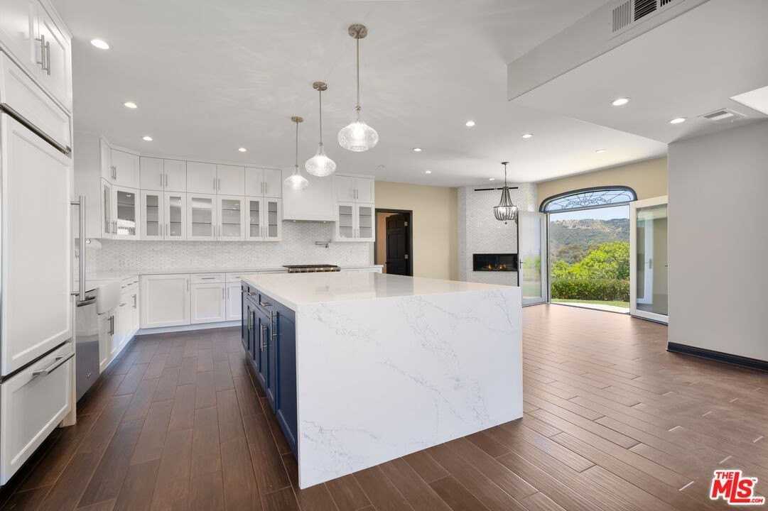 1036 El Medio Ave - Photo 7 of 33