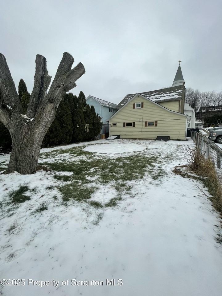 302 Vine St - Photo 4 of 17