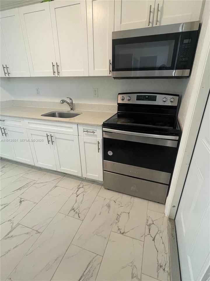 5511 Sw 20th St #8 - Photo 3 of 11