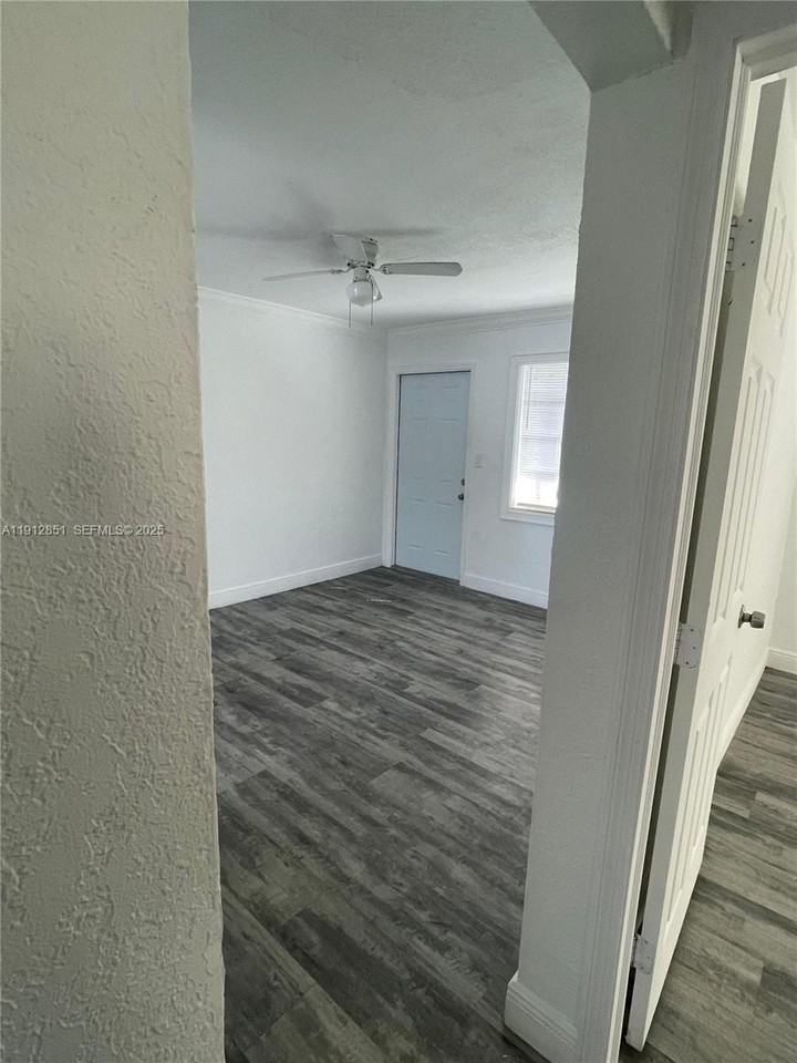 5511 Sw 20th St #8 - Photo 6 of 11