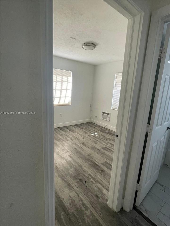 5511 Sw 20th St #8 - Photo 7 of 11