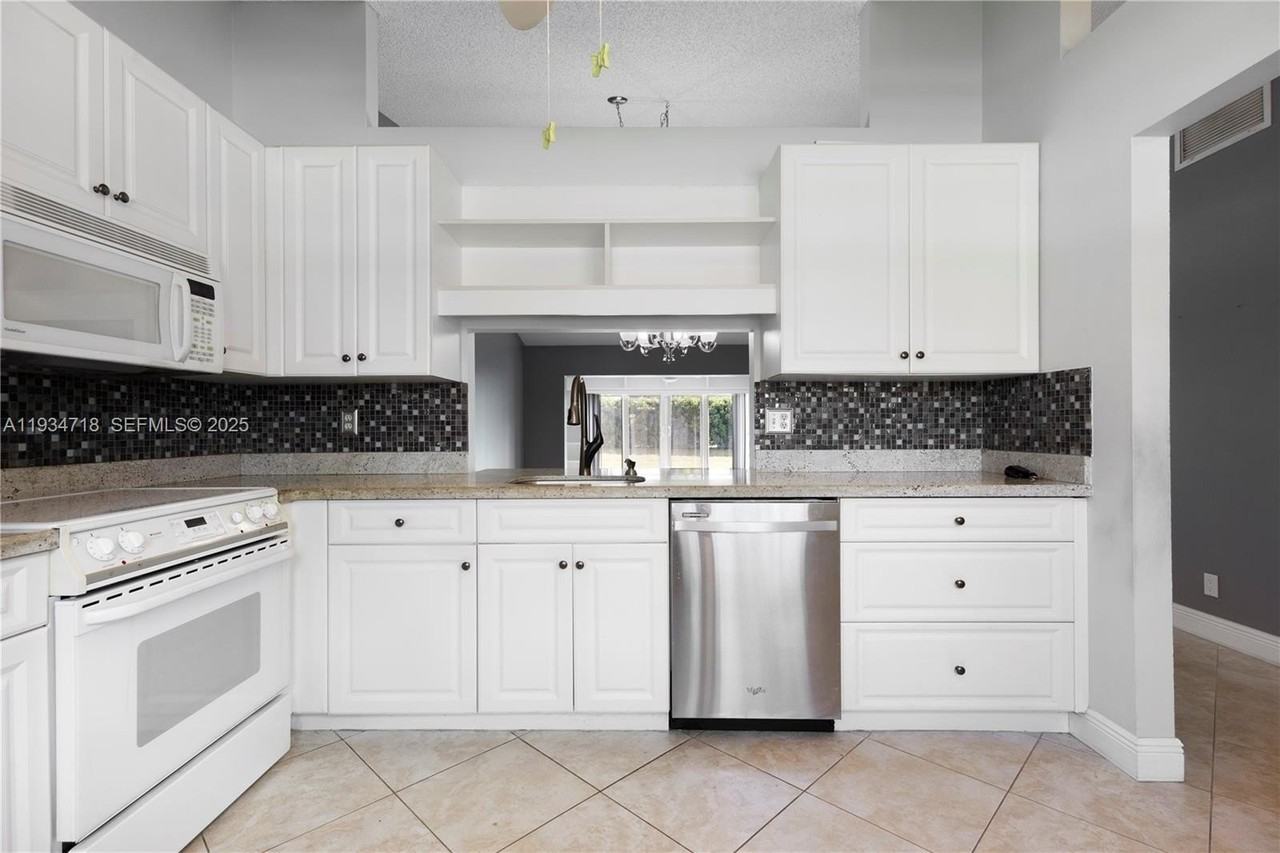 21314 Chinaberry Dr - Photo 3 of 31