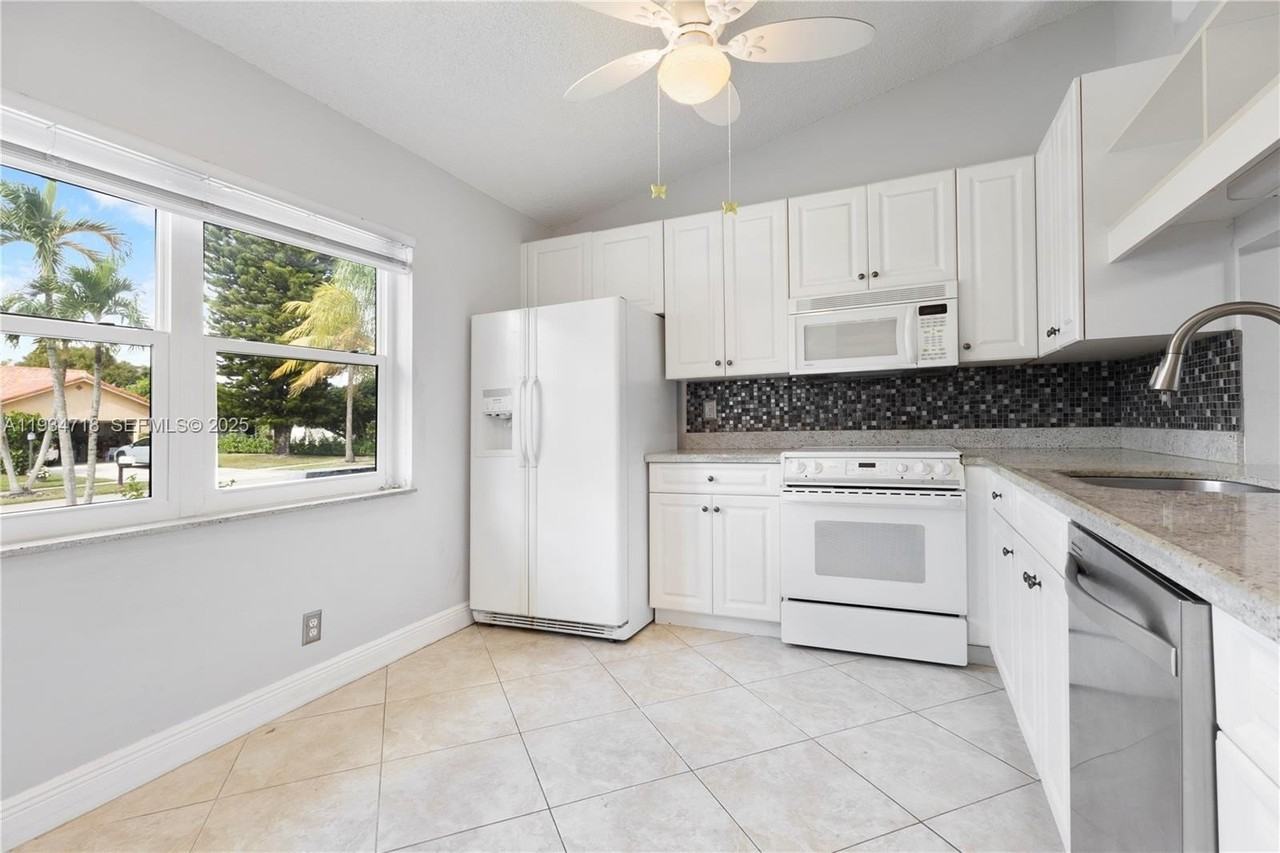 21314 Chinaberry Dr - Photo 4 of 31