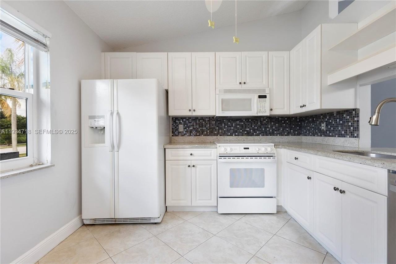 21314 Chinaberry Dr - Photo 5 of 31