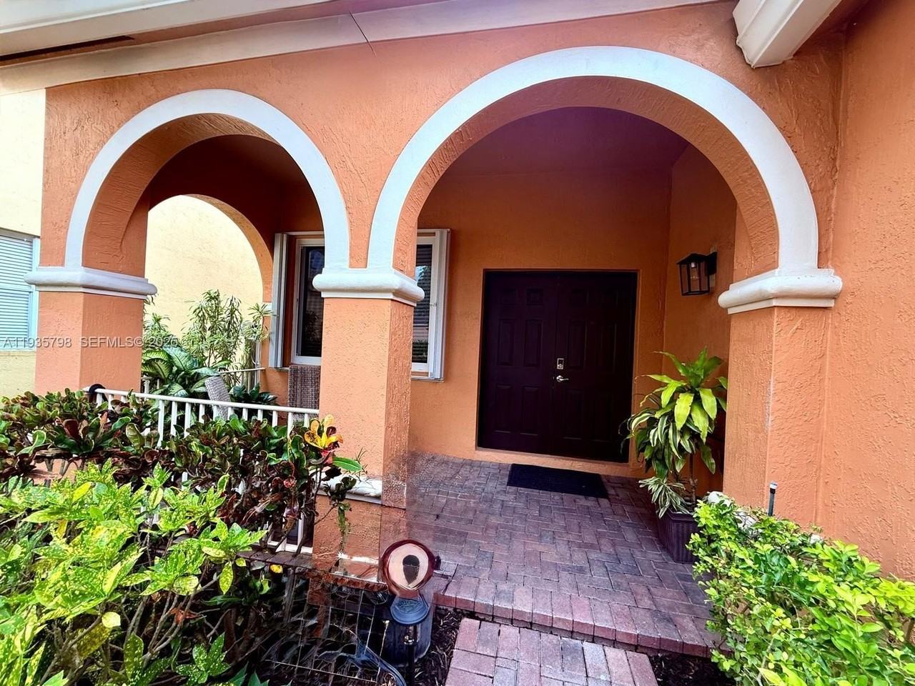 1463 Banyan Way - Photo 2 of 23