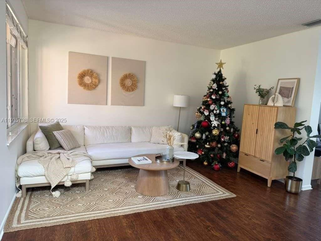 1463 Banyan Way - Photo 3 of 23