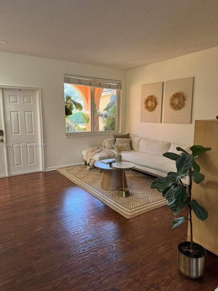 1463 Banyan Way - Photo 4 of 23