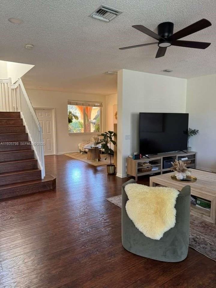 1463 Banyan Way - Photo 6 of 23