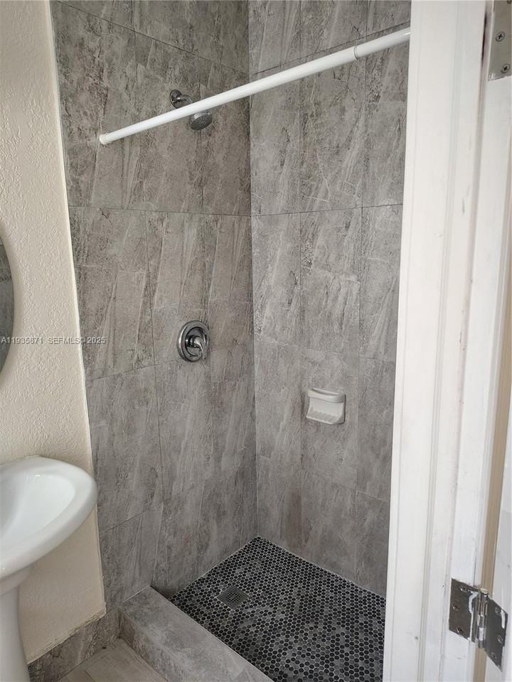 1200 Ne 110th St #4 - Photo 7 of 8