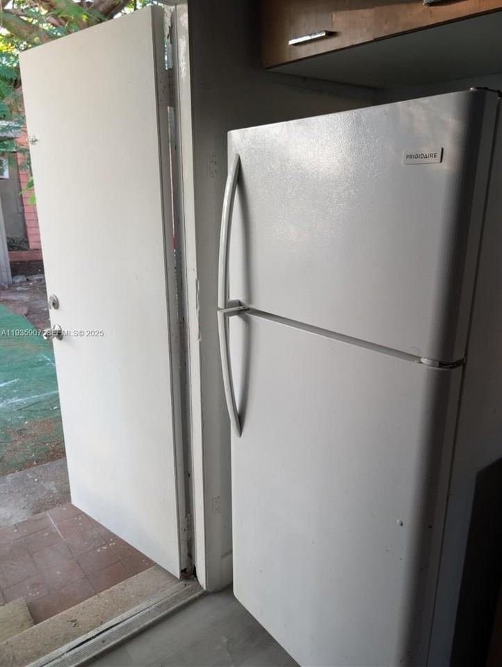 2910 Sw 7th St #2 - Photo 5 of 7