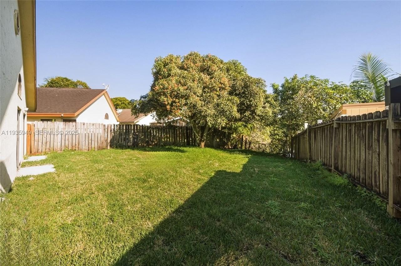 138 Colly Way - Photo 3 of 29