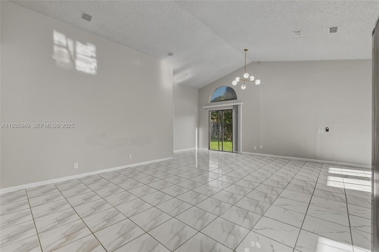 138 Colly Way - Photo 7 of 29