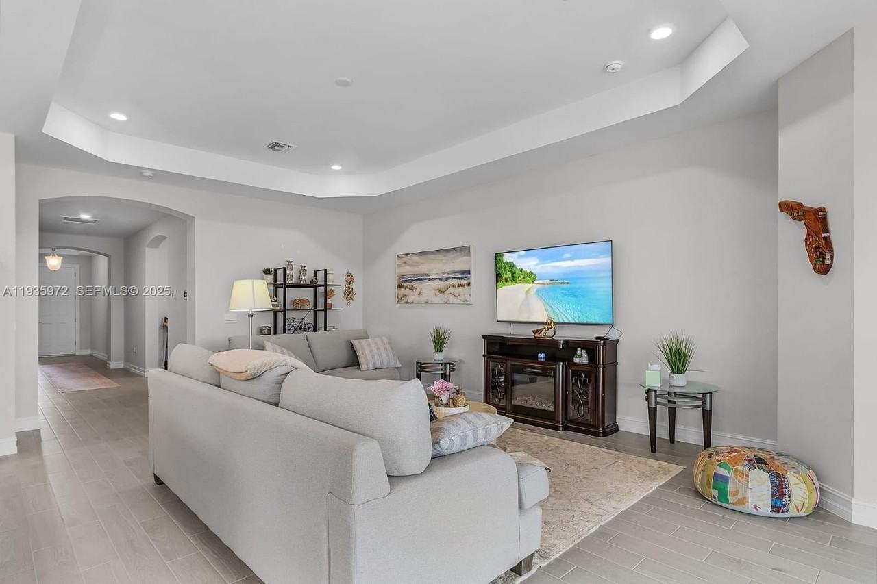 425 Coral Reef Pl #0 - Photo 4 of 29