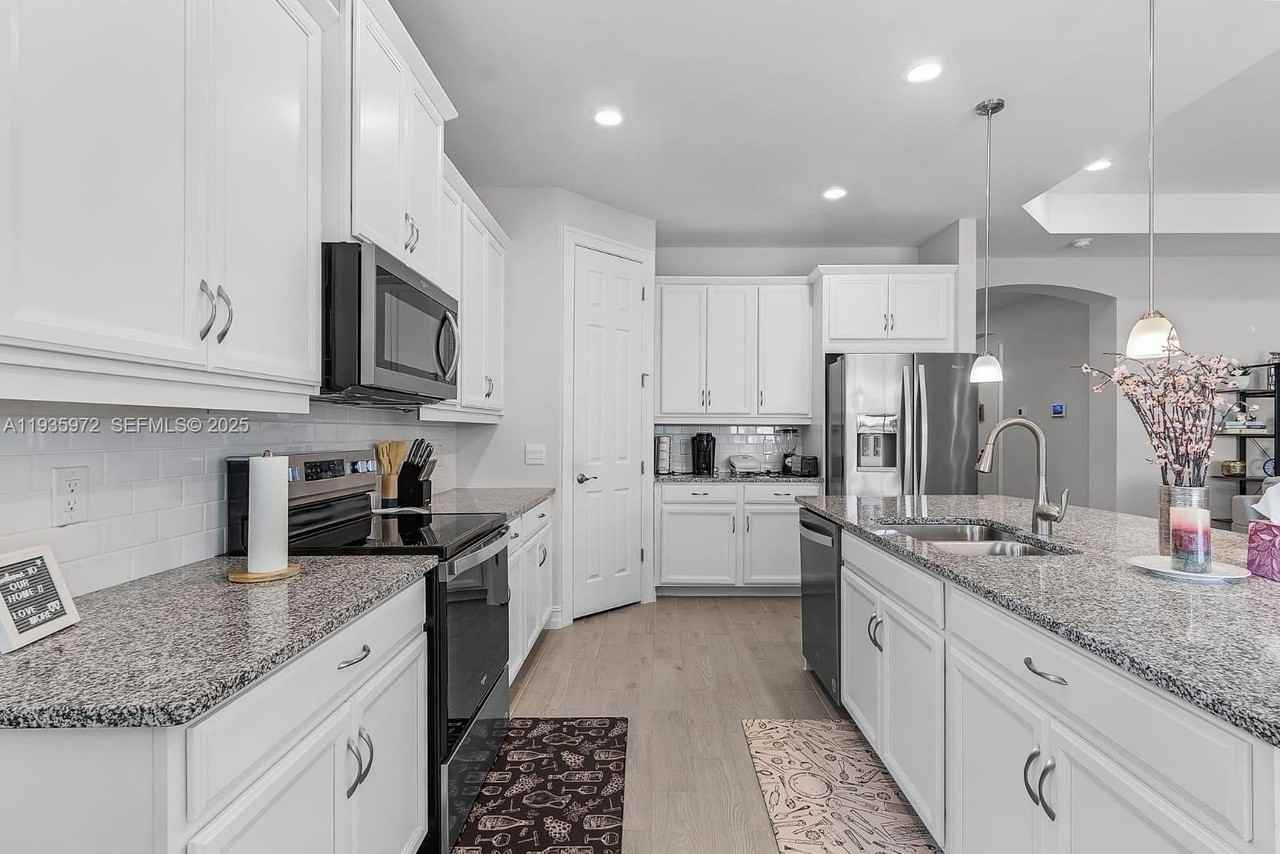 425 Coral Reef Pl #0 - Photo 6 of 29