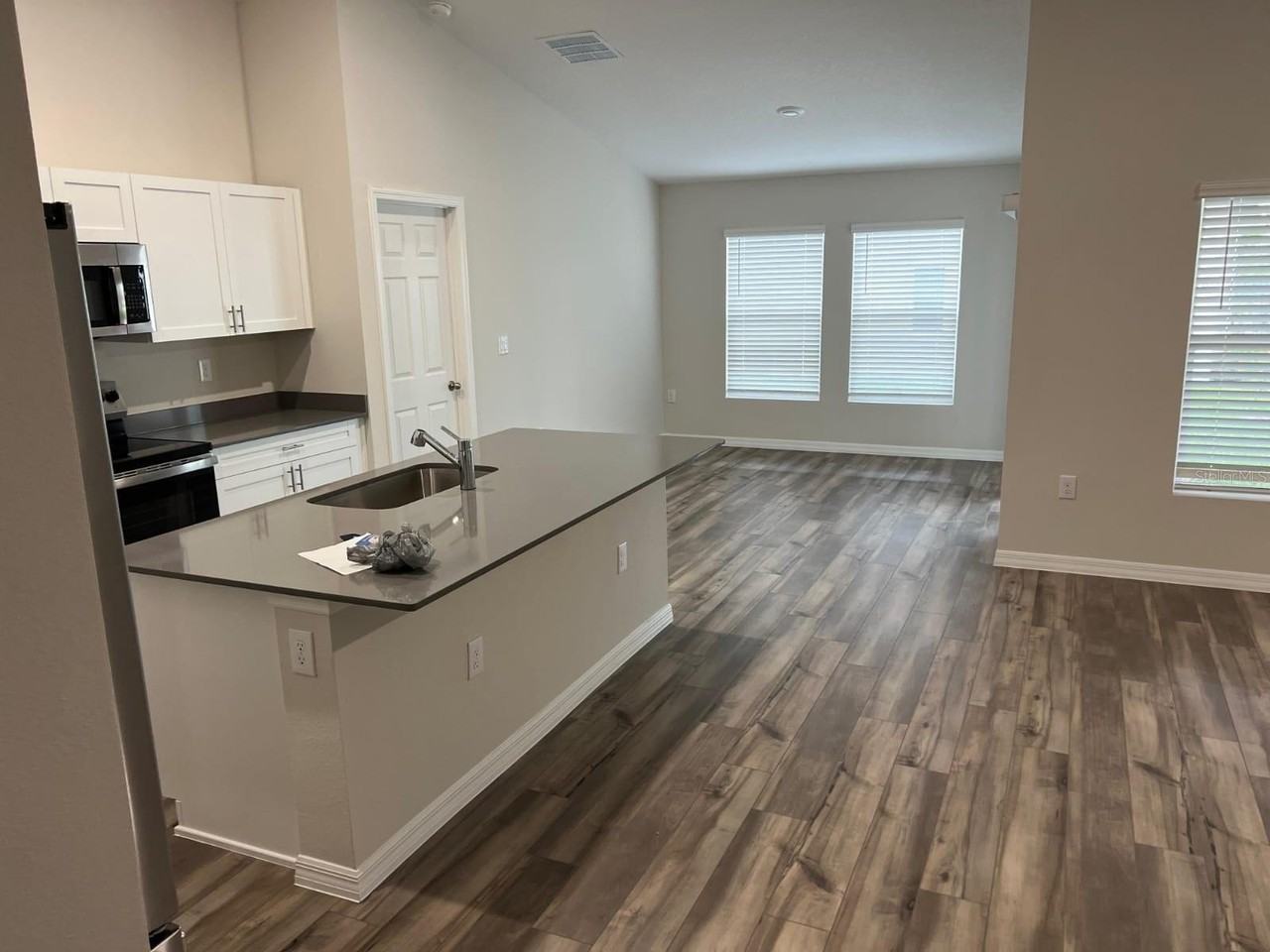 1584 Ellesmere Ave - Photo 3 of 9