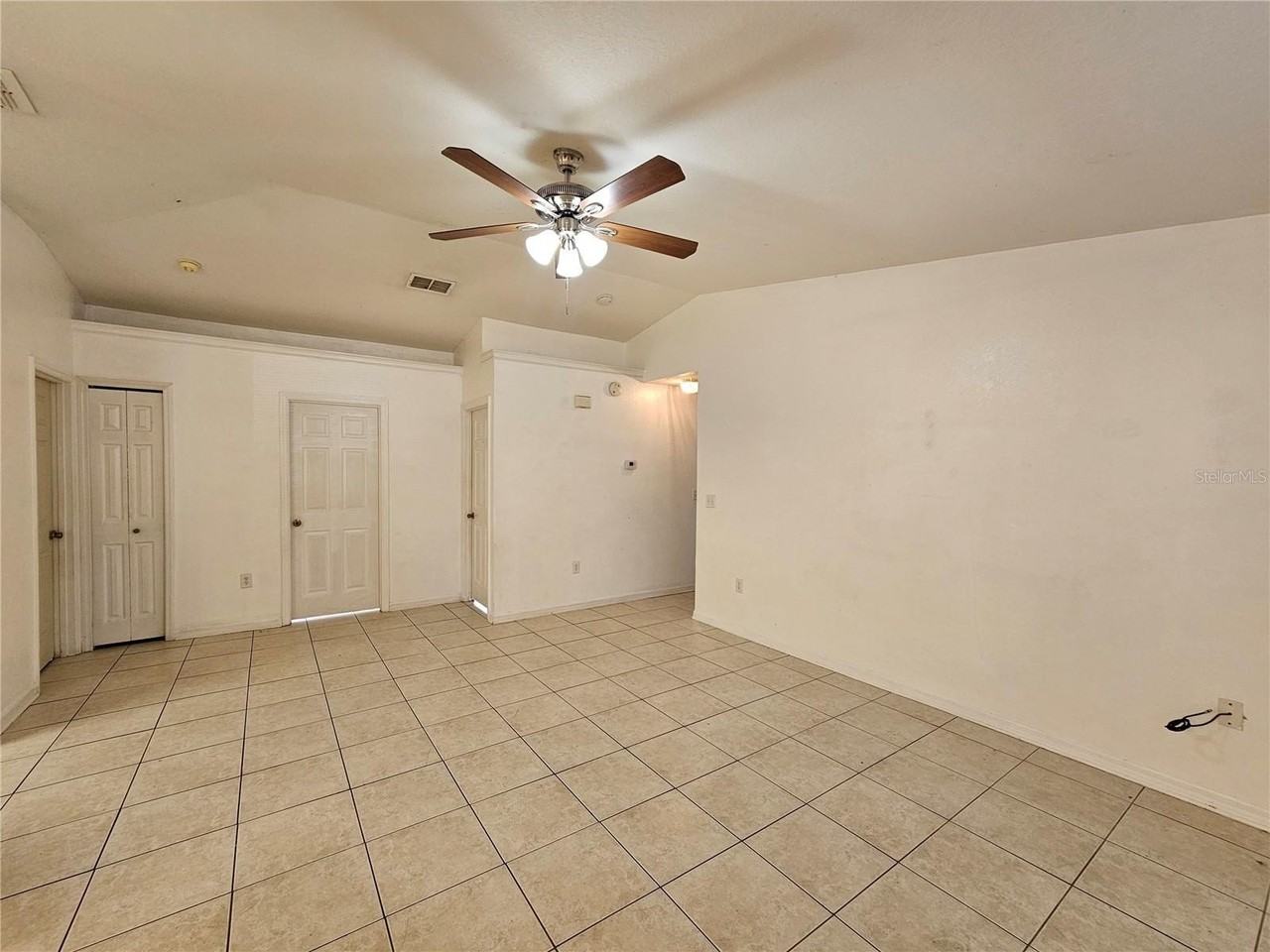 2746 Smithtown Dr - Photo 4 of 20