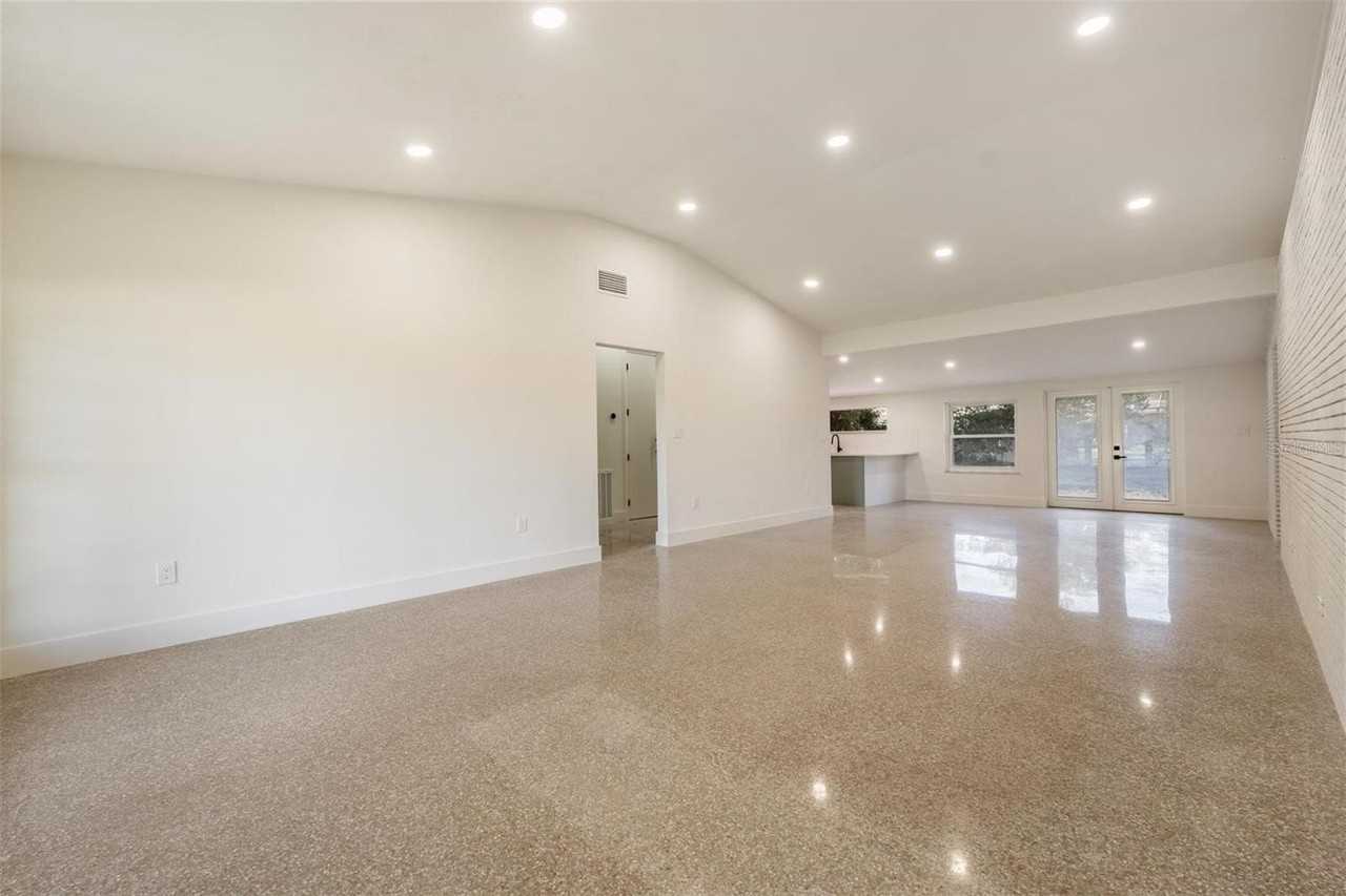 11012 N Oregon Ave - Photo 4 of 40