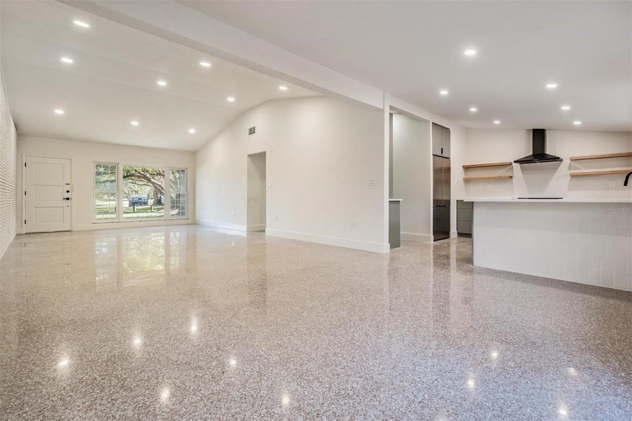 11012 N Oregon Ave - Photo 5 of 40