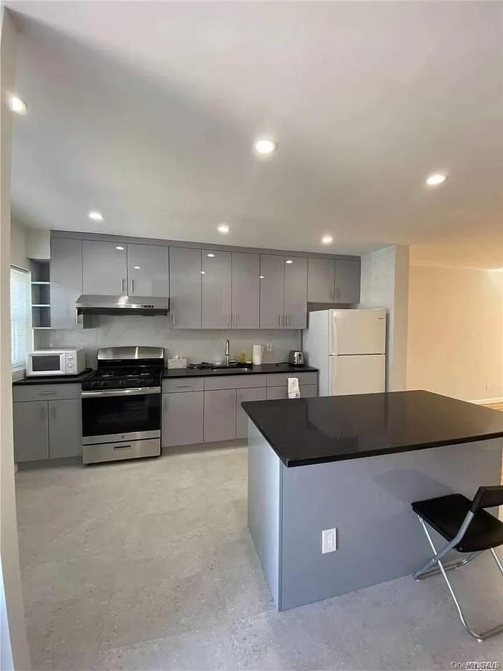 923A 128th St - Photo 3 of 11