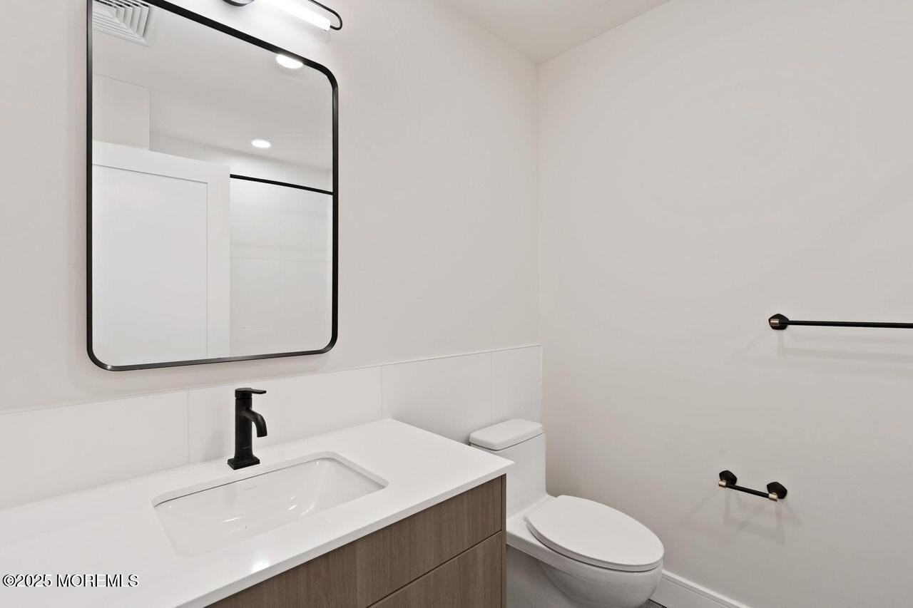 139 Christopher Columbus Dr Unit 305 #305 - Photo 5 of 11