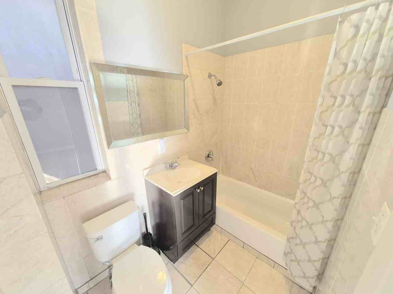 4243 S Calumet Ave Apt 2 #2 - Photo 7 of 8