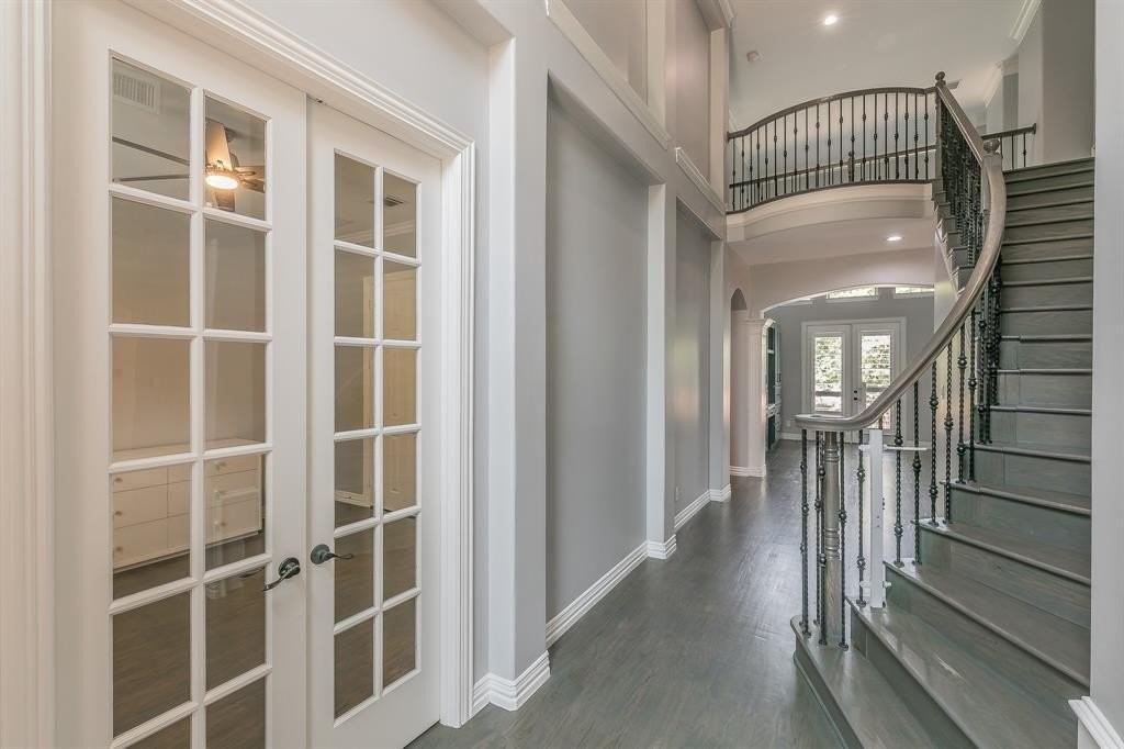 2305 Beacon Hill Dr - Photo 4 of 40