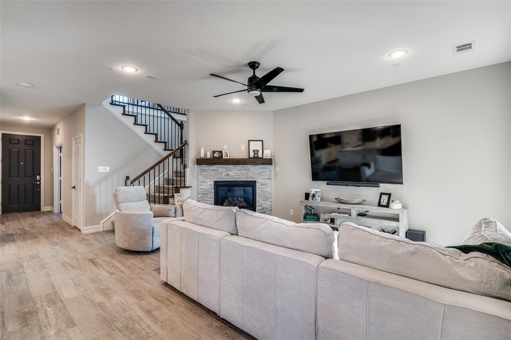 1510 Bellingham Ln - Photo 3 of 25