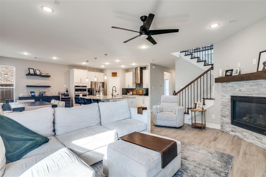 1510 Bellingham Ln - Photo 4 of 25