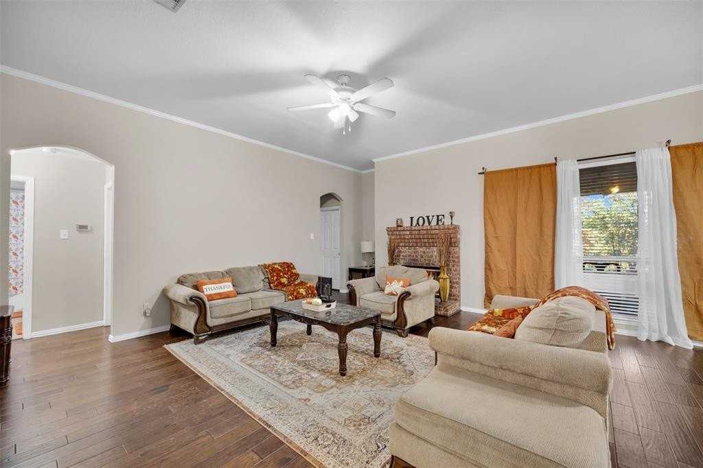 1505 Coastline Ln - Photo 4 of 14