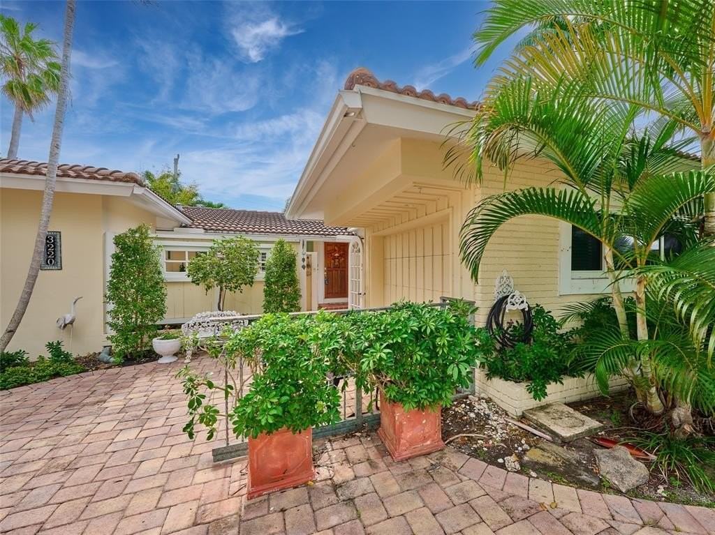 3220 Oleander Way - Photo 4 of 50