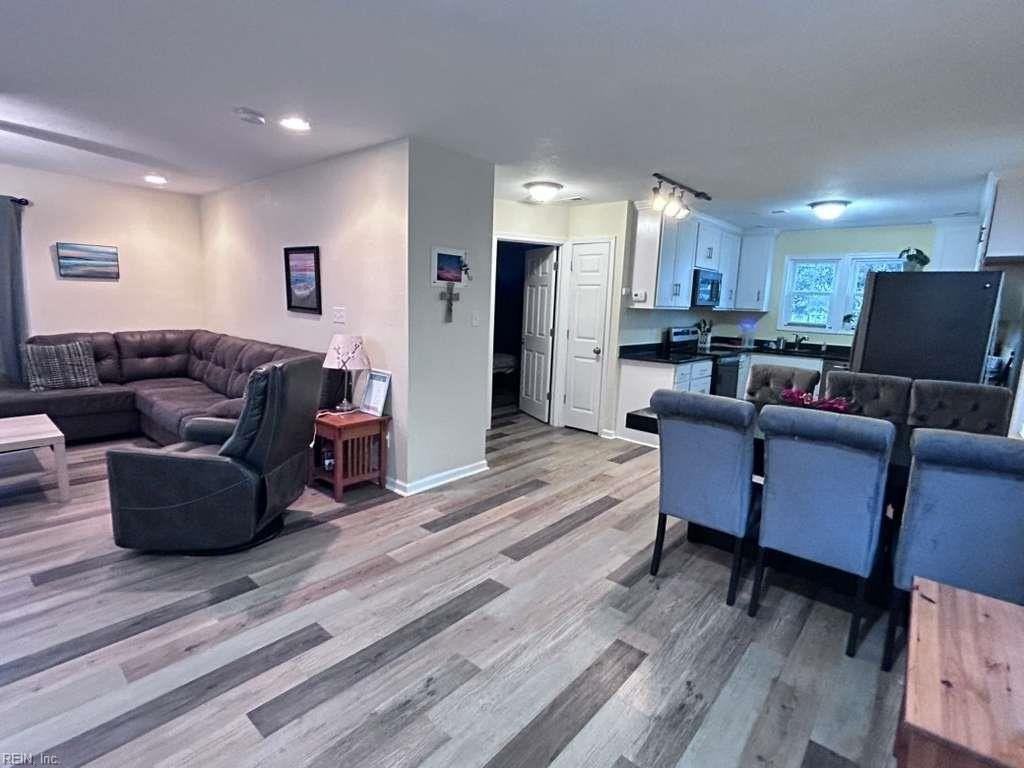 9573 6th Bay St - Photo 5 of 14